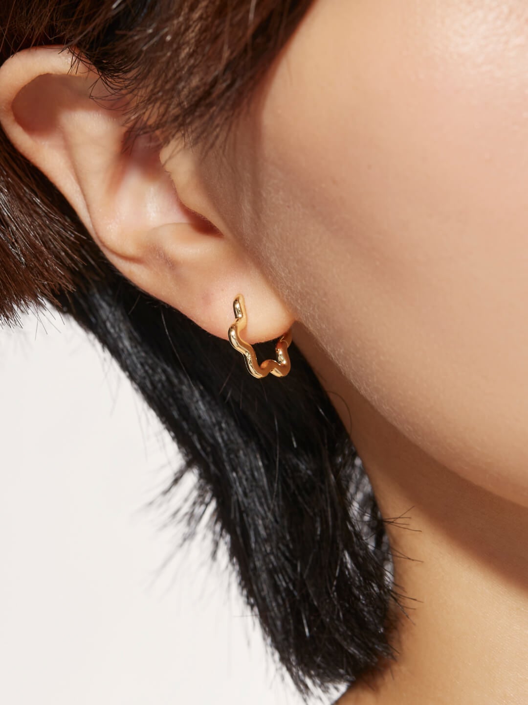 4 - Ana Luisa Jewelry Earrings Hoop Earrings Gold Hoop Earrings Onda Small Gold